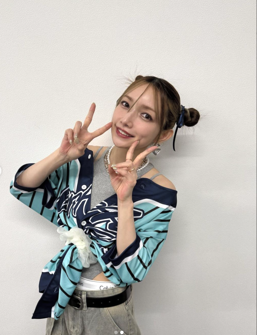 A picture of former Morning Musume star Goto Maki making the peace sign 