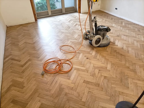 levigatrice posata su parquet chiaro