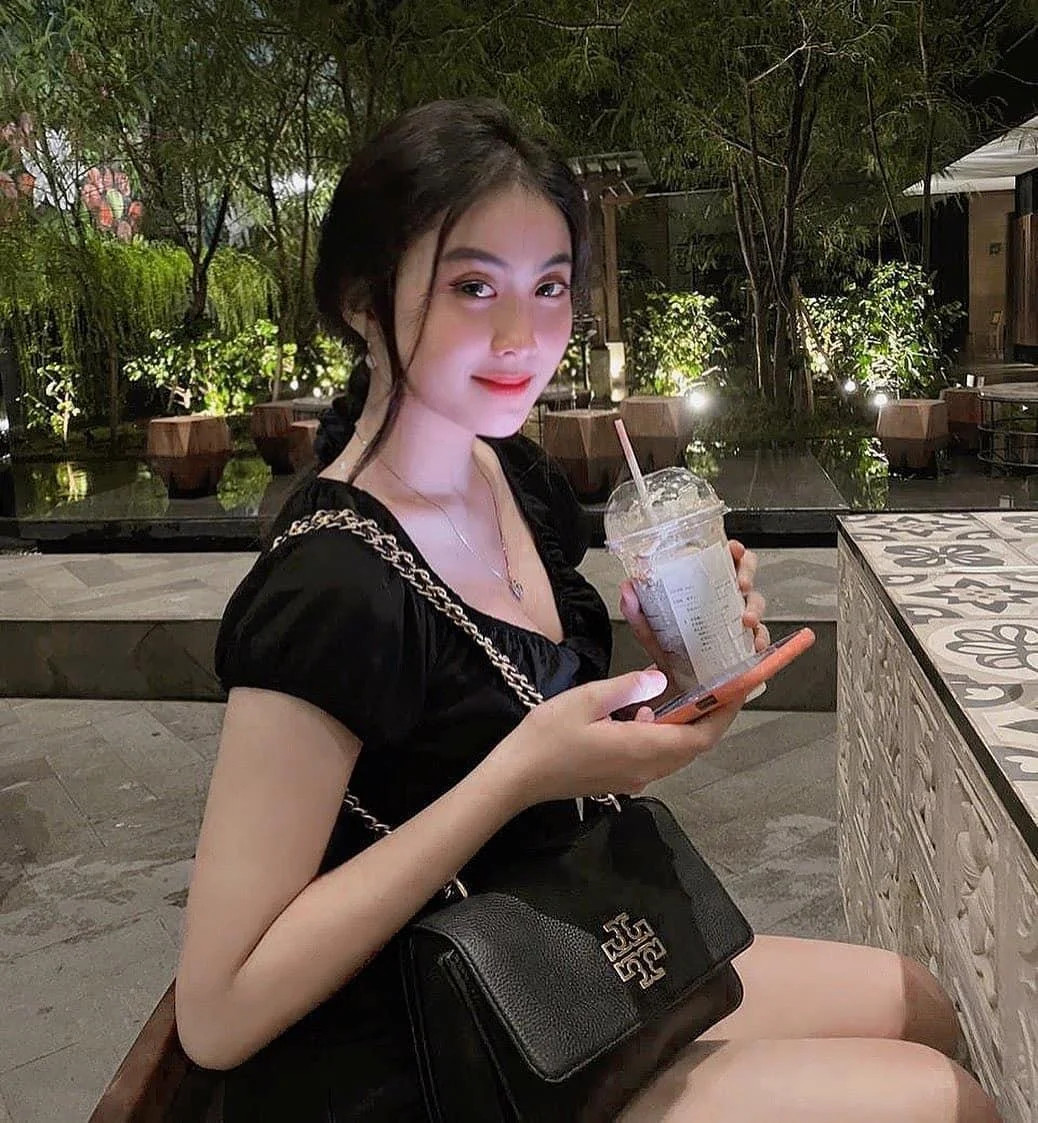 Gadis Cantik yang Membuat Setiap Langkah Mereka Terasa Begitu Menggairahkan, gadis cantik, langkah menggairahkan, cewek seksi