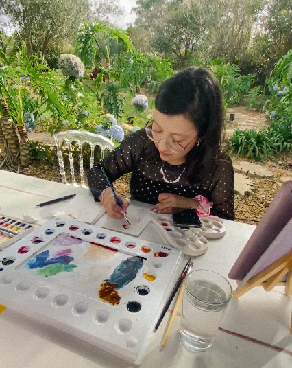 Alinailustra pintando con acuarela durante la boda