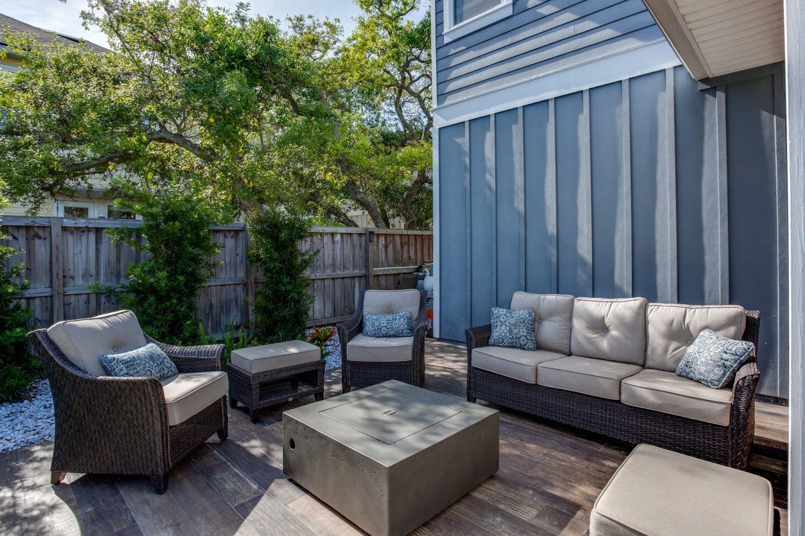 deck privacy wall​