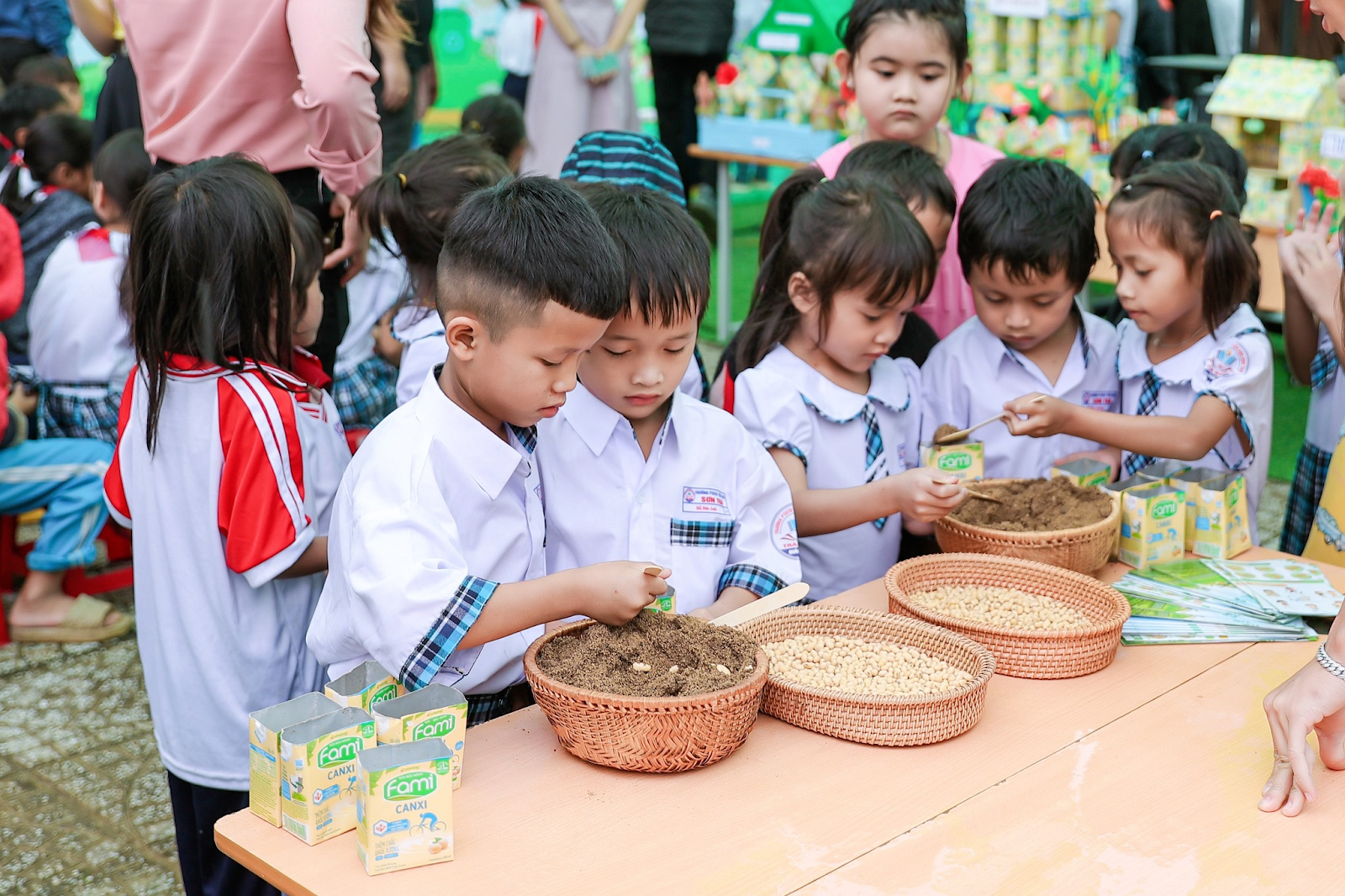 Diễn Giả Áo Dài Võ Thị Mỹ Duyên đồng hành Vinasoy Trao Dinh Dưỡng Lành, Gieo Mầm Tương Lai Xanh