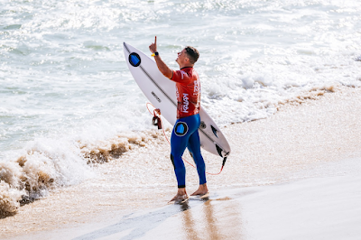 Deivid Silva agradecendo a vitória nas oitavas de final na terça-feira em Itaúna (Foto: WSL / Thiago Diz)