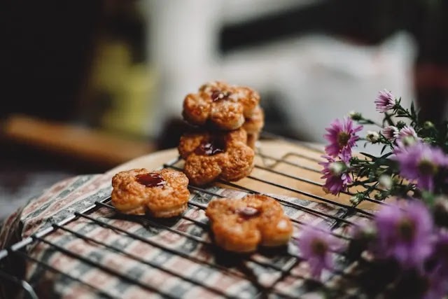 Kue kering bukan hanya laris saat lebaran, tapi juga diminati untuk hampers ulang tahun atau acara-acara spesial.