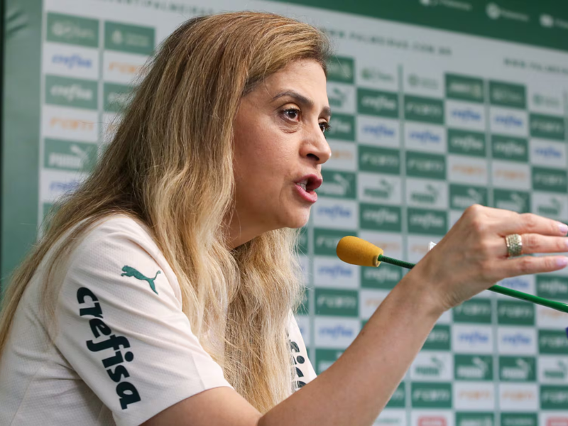 A imagem mostra Leila Pereira, presidente do Palmeiras, em coletiva de imprensa.