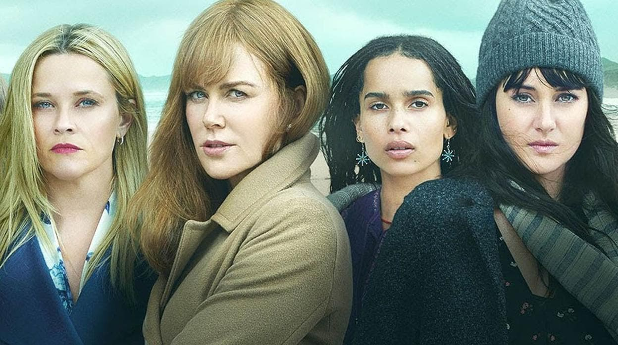 Fotografía de cuatro mujeres protagonistas de la serie 'Big Little Lies'. De izquierda a derecha: Reese Witherspoon, Nicole Kidman, Zoë Kravitz y Shailene Woodley, con un fondo de paisaje costero.