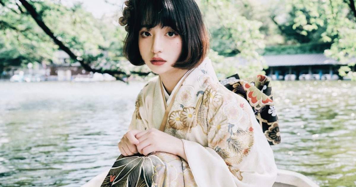 Experiencia profesional de alquiler de kimonos en Kioto que muestra la preparación de la vestimenta tradicional japonesa para sesiones fotográficas de verano.