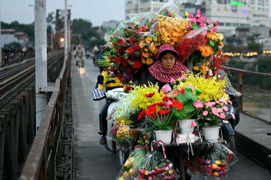 Gánh hàng hoa trên cầu Long Biên, Hà Nội, Việt Nam, ngày 12/01/2021.