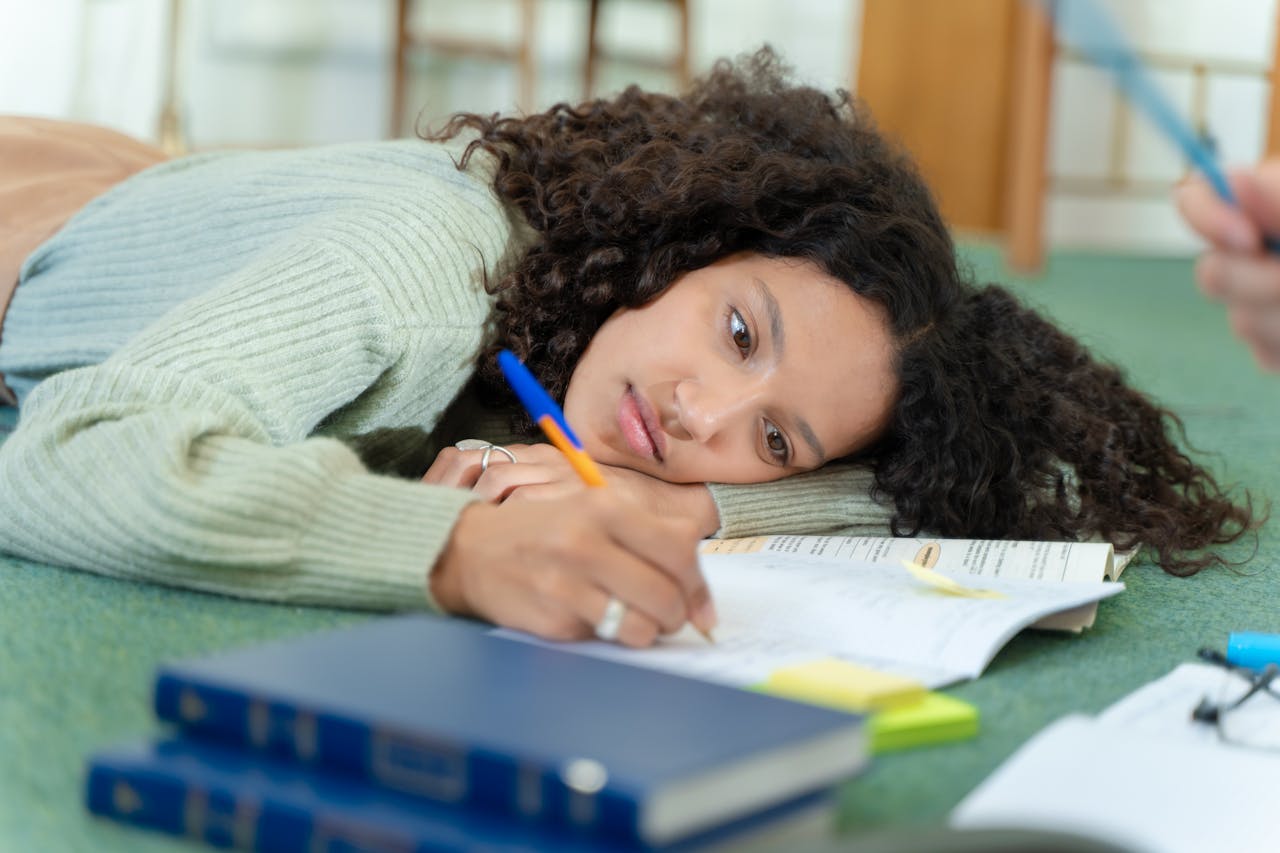 estudiante preparándose para el examen COMIPEMS 2025