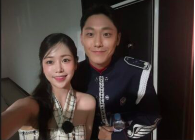 This contain an image of  Lee Do Hyun military photo with Kang Ye Seul

