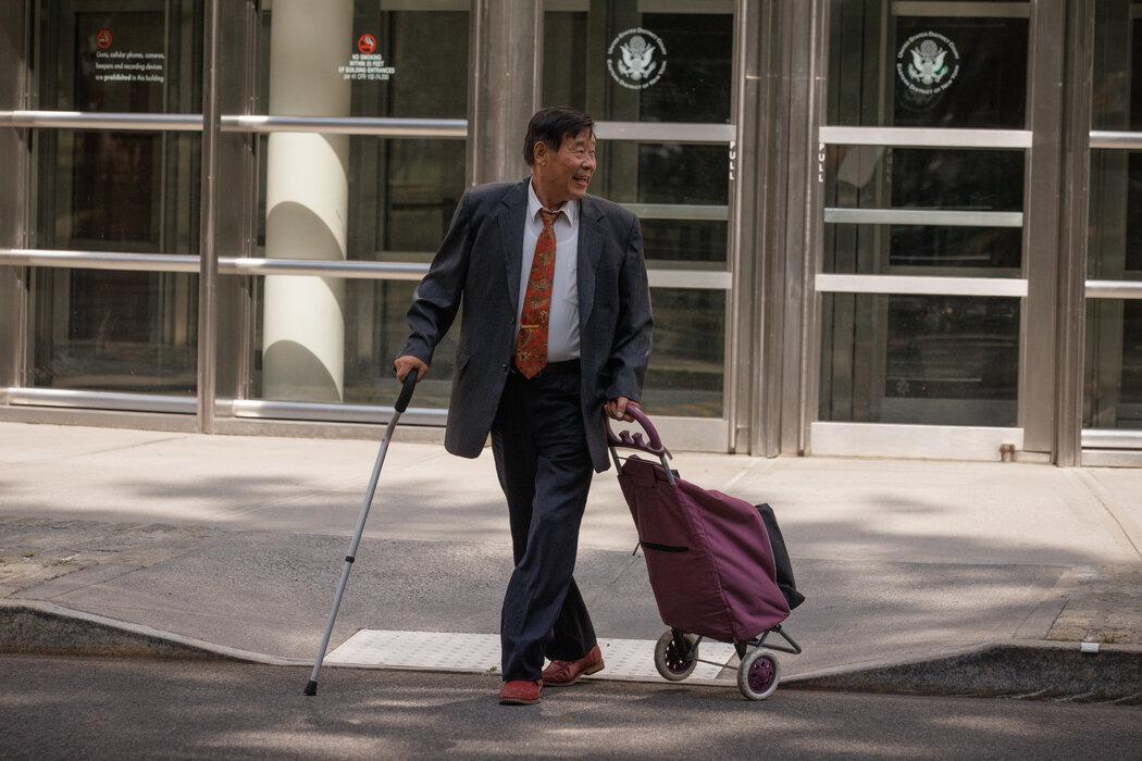 今年6月出庭时，王书军拉着一个装满新闻剪报的购物车。