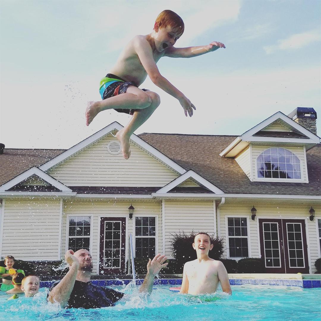 Family enjoying in swimming pool - playground trampoline - supertramp.co.uk