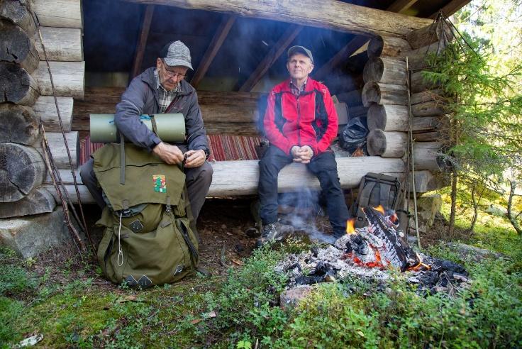 Kuva, joka sisältää kohteen piha-, vaate, henkilö, vaeltaminen

Tekoälyn generoima sisältö voi olla virheellistä.