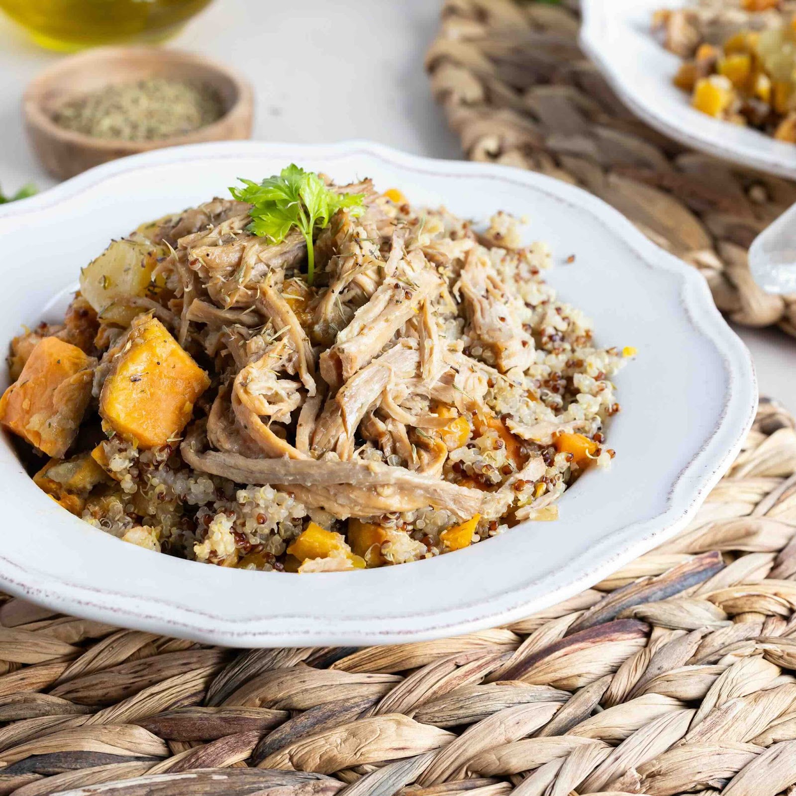 Effiloché de porc servi sur du quinoa avec des légumes rôtis.