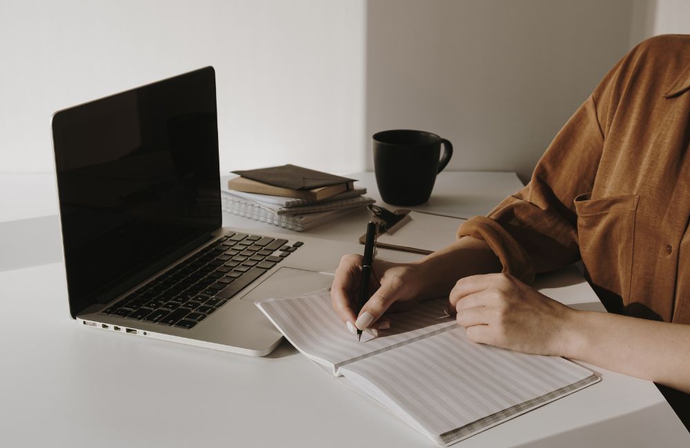 An image of a content writer for an article about Fiverr side hustles. 