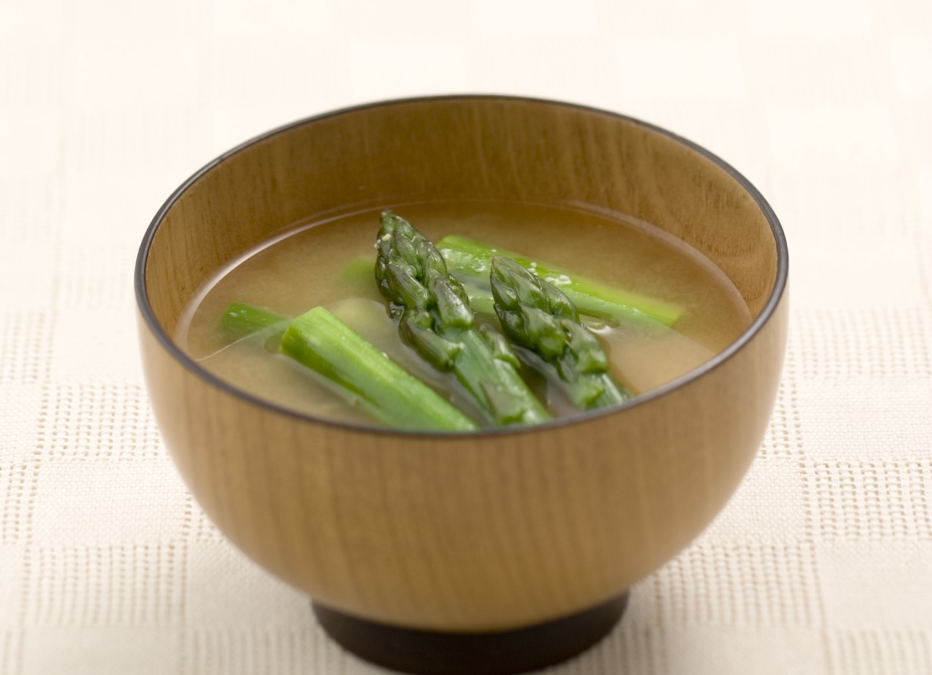 ほっとする味わい「アスパラと油揚げのお味噌汁」