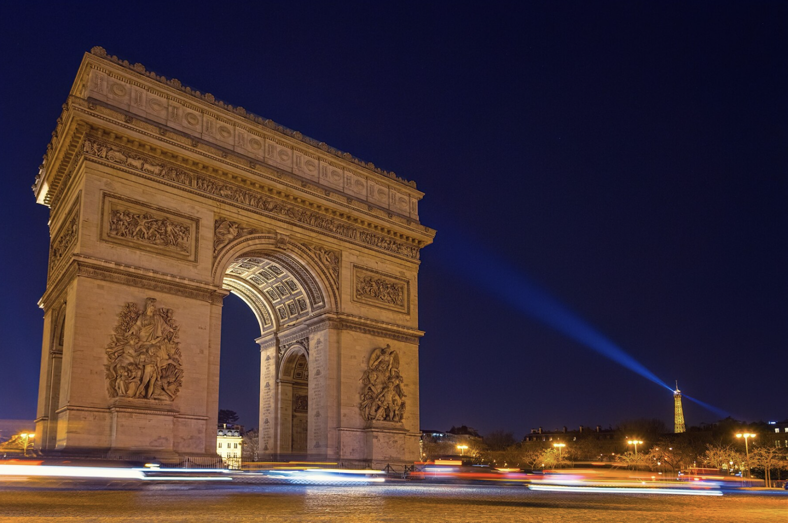 L’arc de Triomphe et la tour Eiffel illuminées lors d’une visite de Paris de nuit à vélo électrique