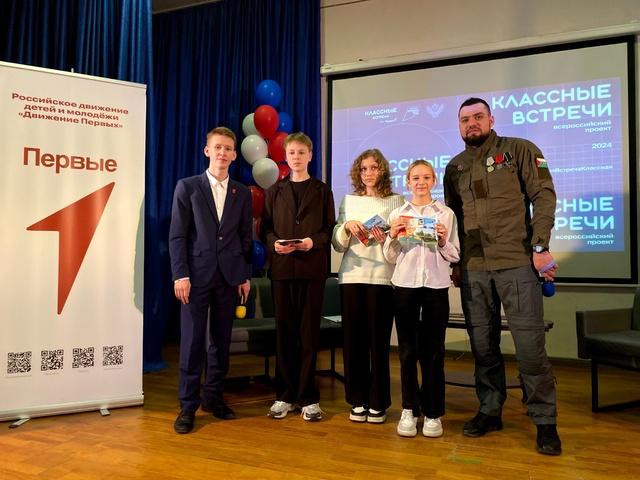 Изображение выглядит как одежда, человек, в помещении, обувь

Контент, сгенерированный ИИ, может содержать ошибки.