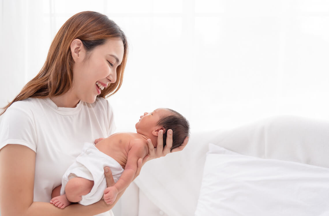 mom holding her baby using to face to face method