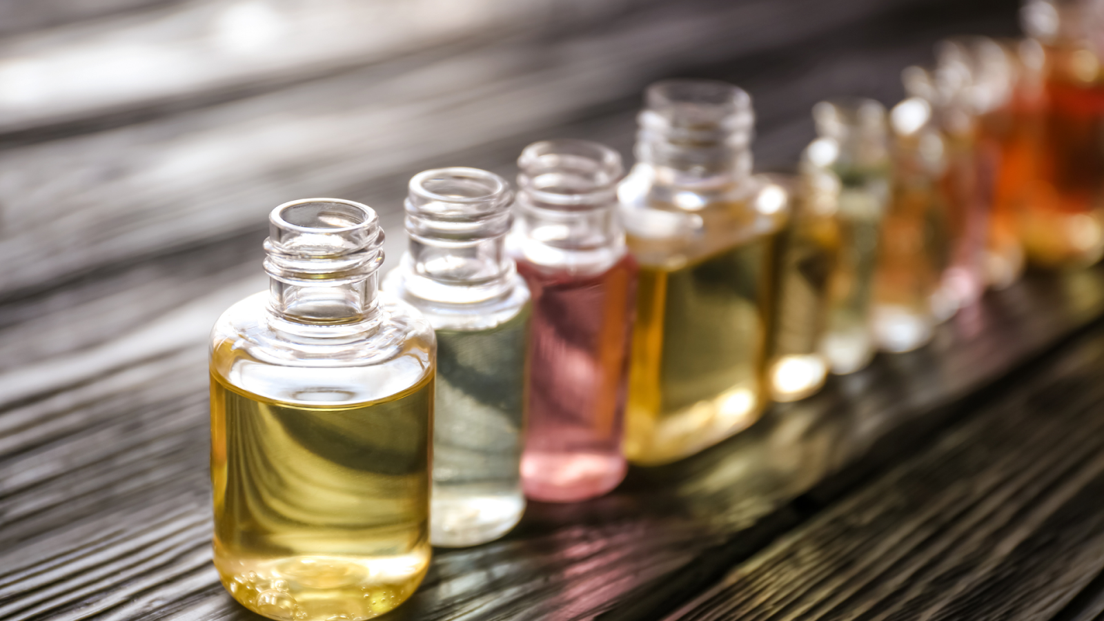 Beberapa botol dengan berbagai aroma parfum berbeda/Sumber: Canva