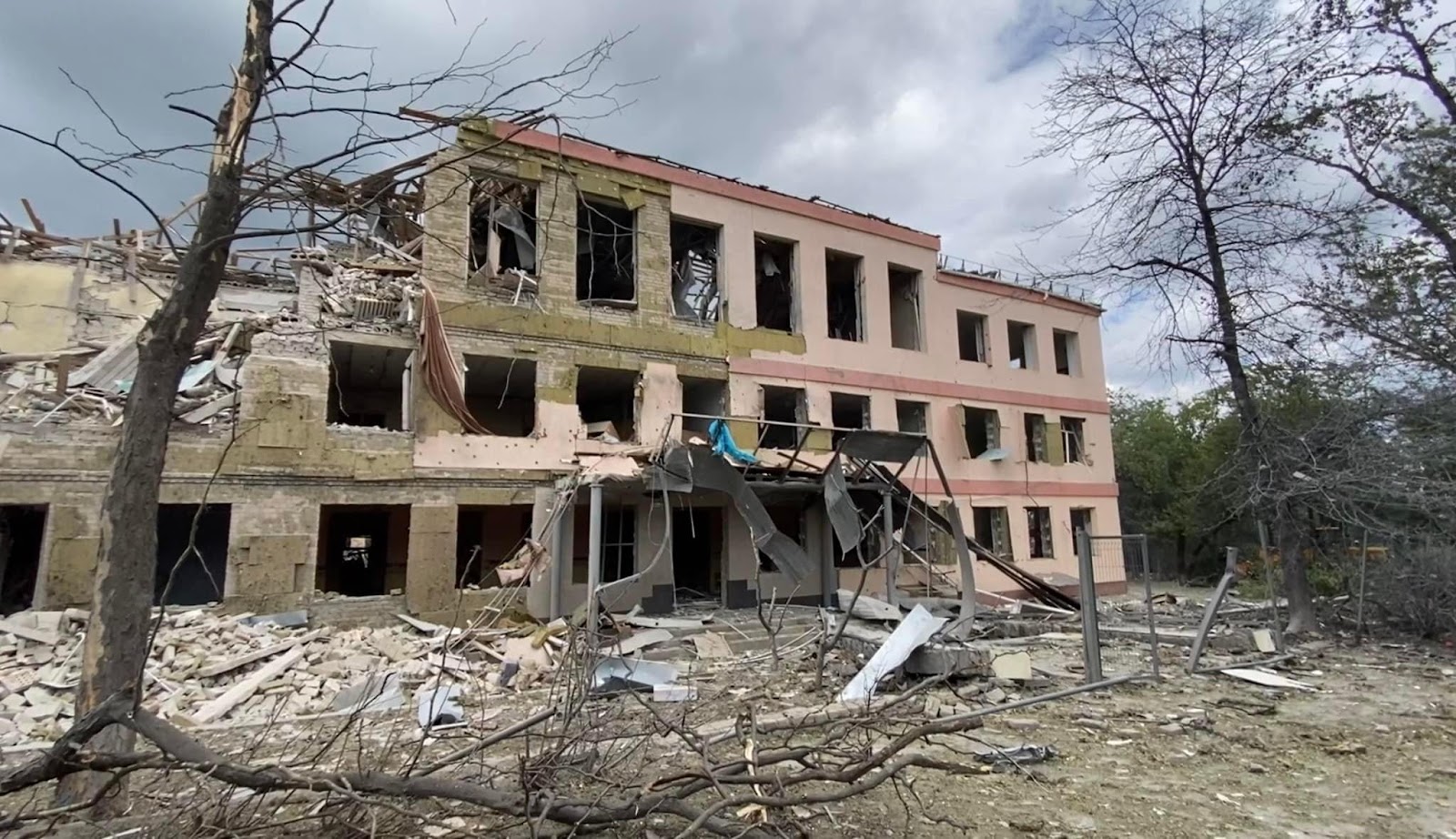 Будівля школи у місті Краматорськ, Джерело: Головне управління ДСНС України у Донецькій області