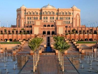 Dùng tiệc trà, ăn bánh phủ vàng tại khách sạn 8 sao ở Dubai và Abu