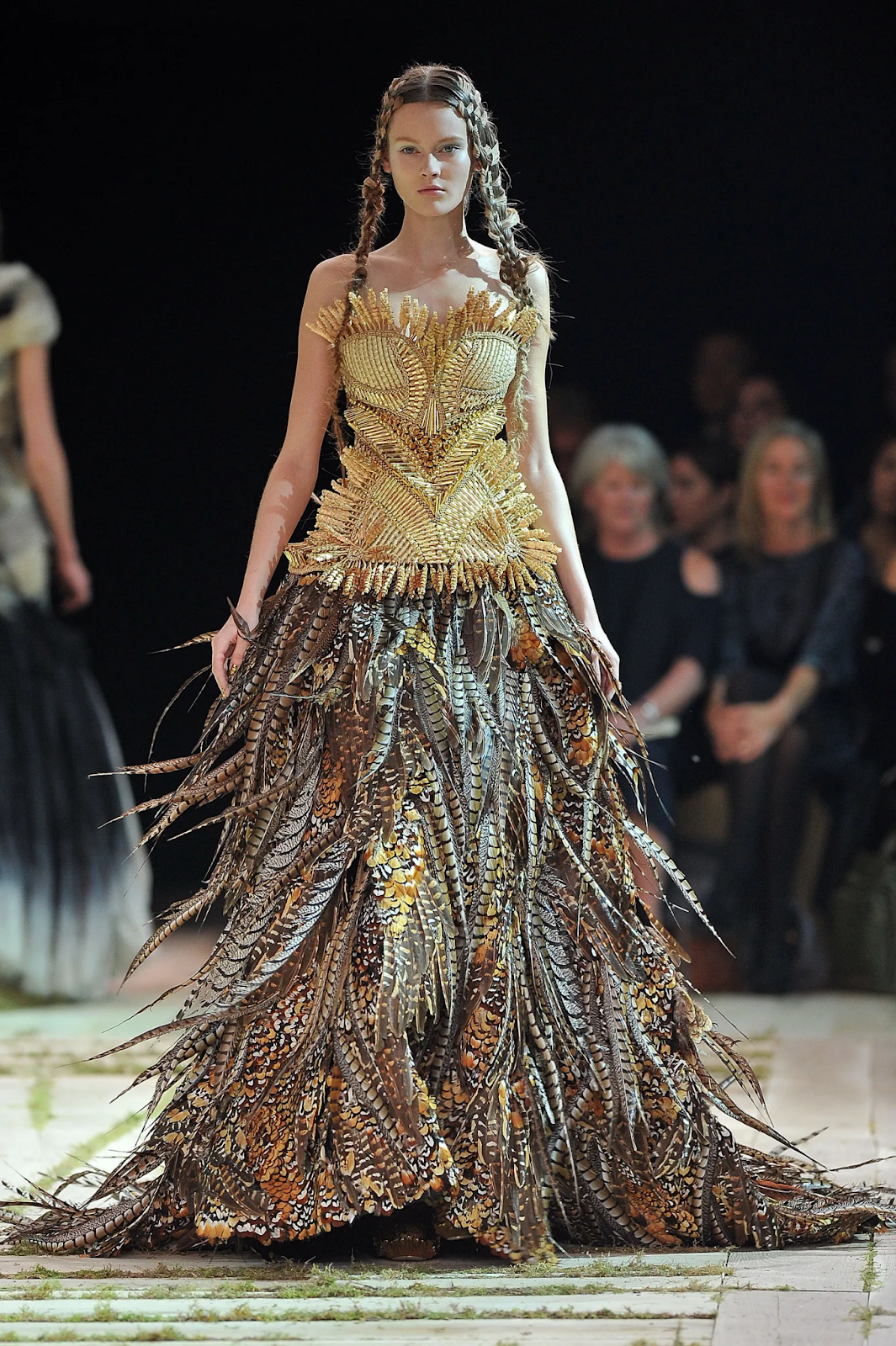 Vestido de Sarah Burton en desfile Alexander McQueen