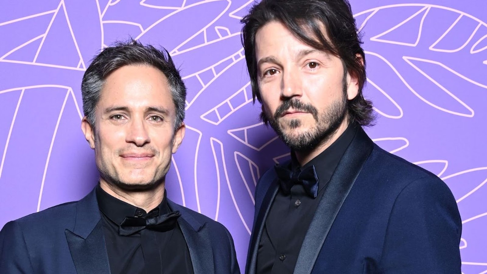 Los actores Gael García Bernal y Diego Luna en una foto promocional de la nueva serie de Disney+, La Máquina.