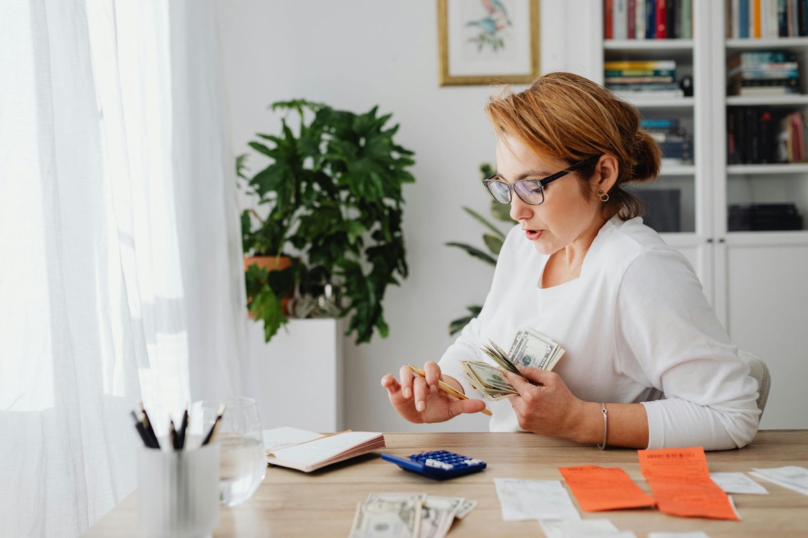 Una mujer en su escritorio revisando facturas