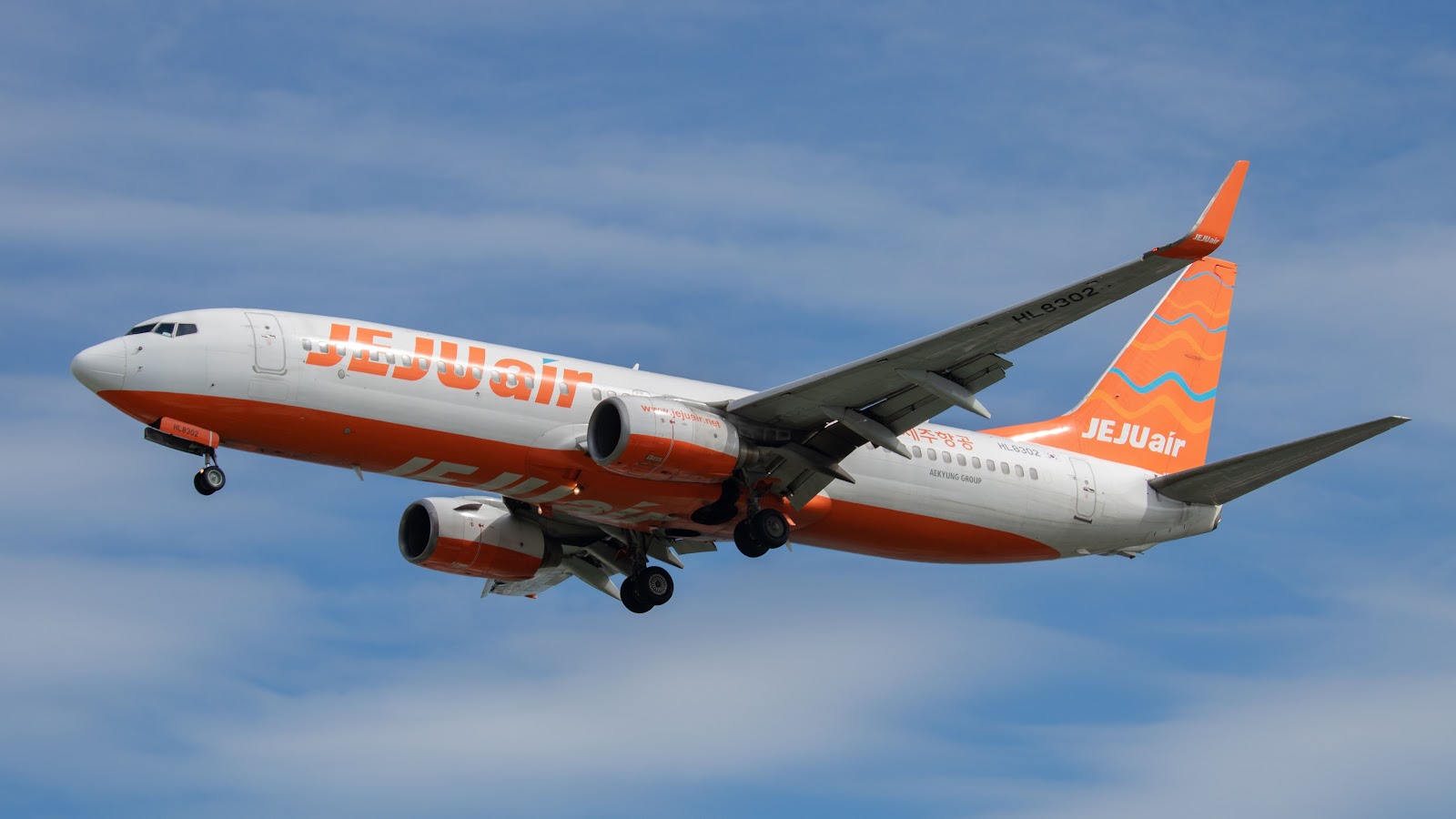 Jeju Air Boeing 737-800 landing in Da Nang shutterstock_2280358869