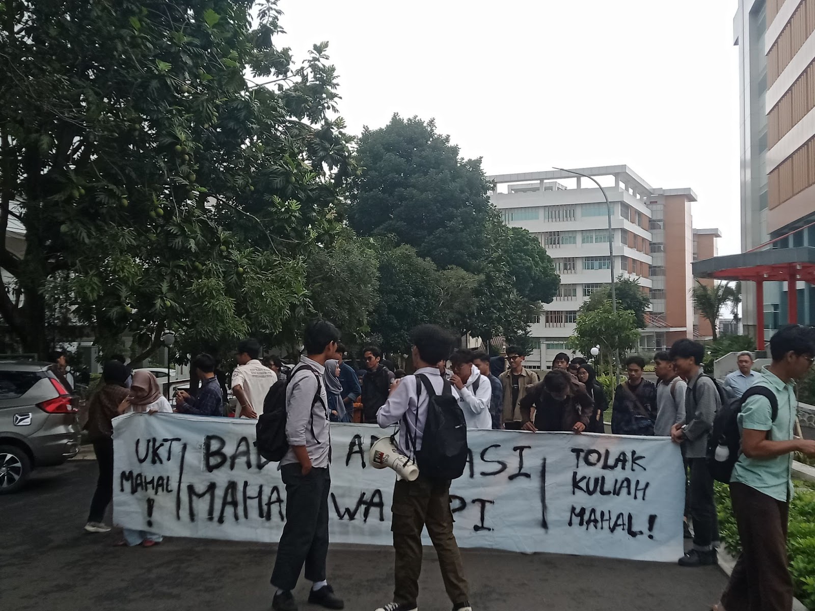 Aksi Demonstrasi Mahasiswa UPI Menuju Gedung Rektorat UPI.