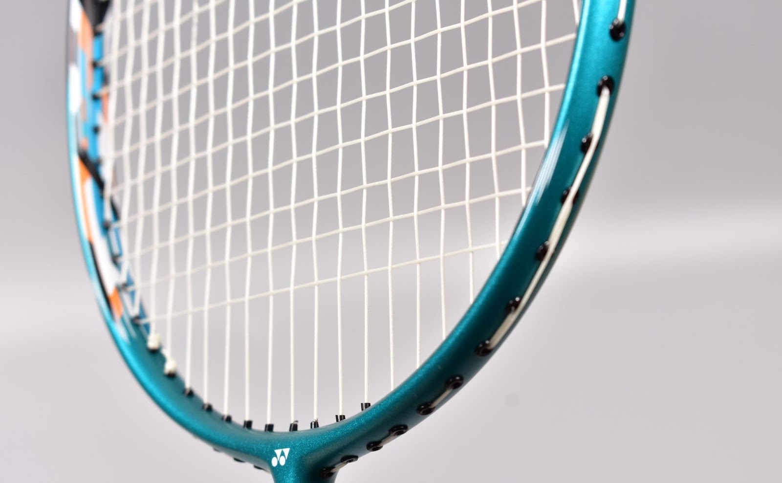 mua vợt yonex nhẹ (4U) cho người mới