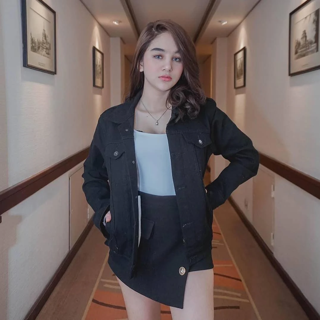 Gadis Seksi yang Membuatmu Tidak Bisa Mengalihkan Pandangan, gadis seksi, tidak bisa mengalihkan pandangan, cewek menggoda
