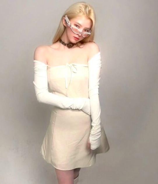 This contain an image of Han So Hee On January 17, shared photos sporting platinum blonde hair soft pink dress and trendy sunglasses.