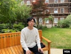 俞斌,在伦敦,白纸运动时被捕三次,决定离开中国。(美国之音 李伯安)