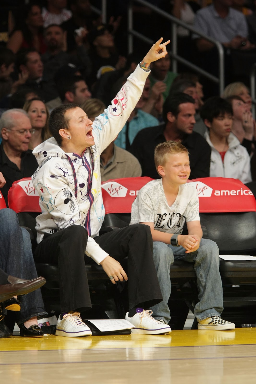 Chester Bennington and his son attend the Los Angeles Lakers game against the Memphis Grizzlies on March 28, 2008 | Source: Getty Images