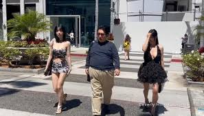 This contains an image of Streamer Juice Seyeon walking with Bang Si-hyuk 