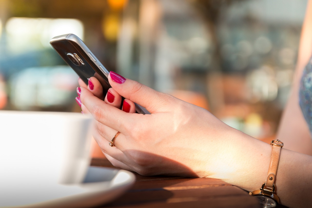 スマホ　女性　ネイル　コーヒー