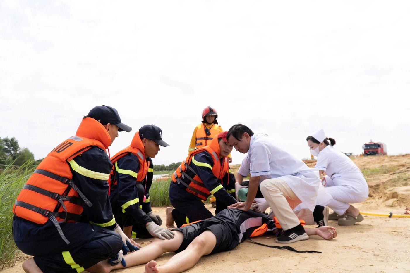 A group of people in orange vests and white coatsDescription automatically generated