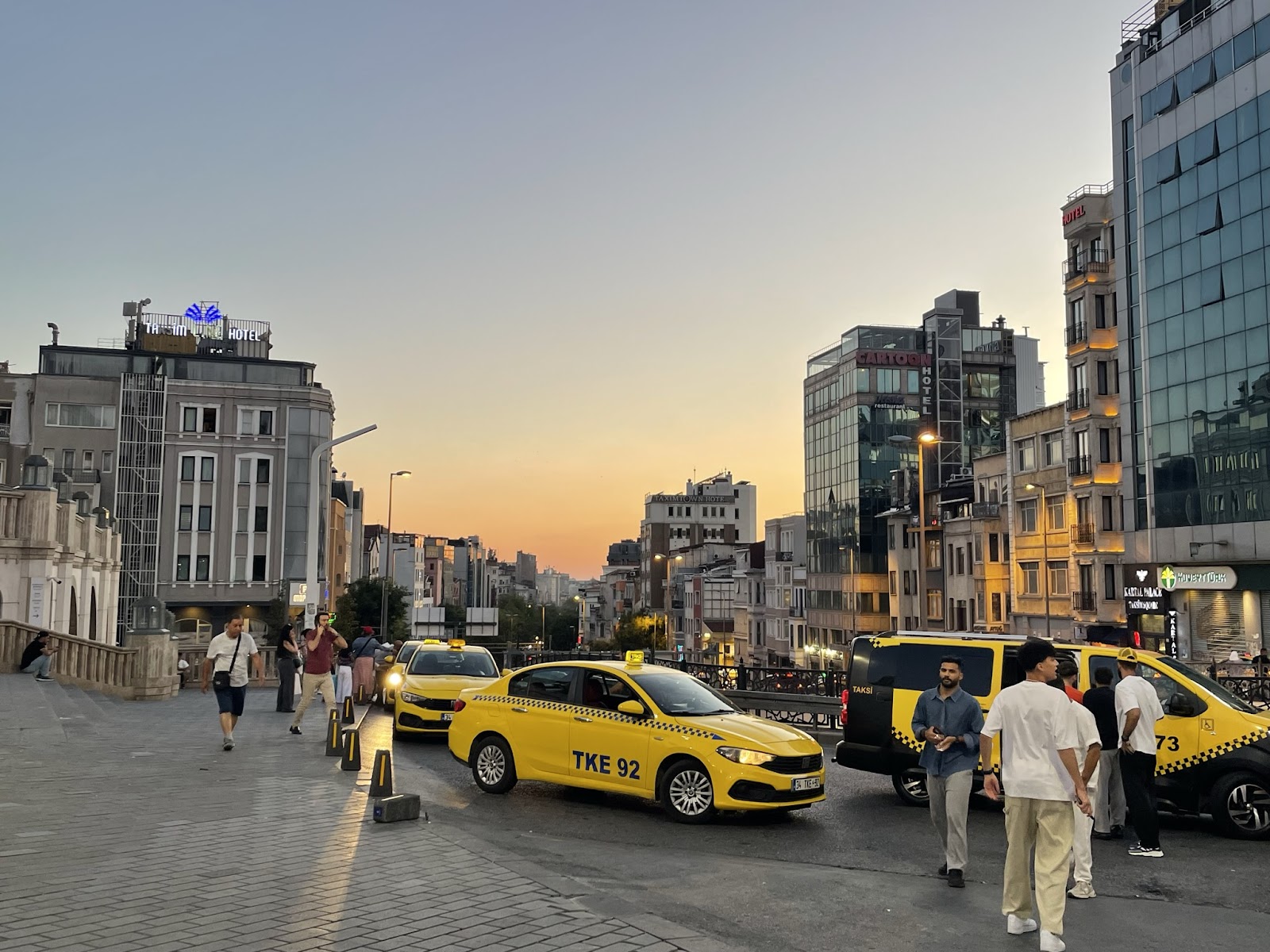 Taksim 廣場上的計程車。