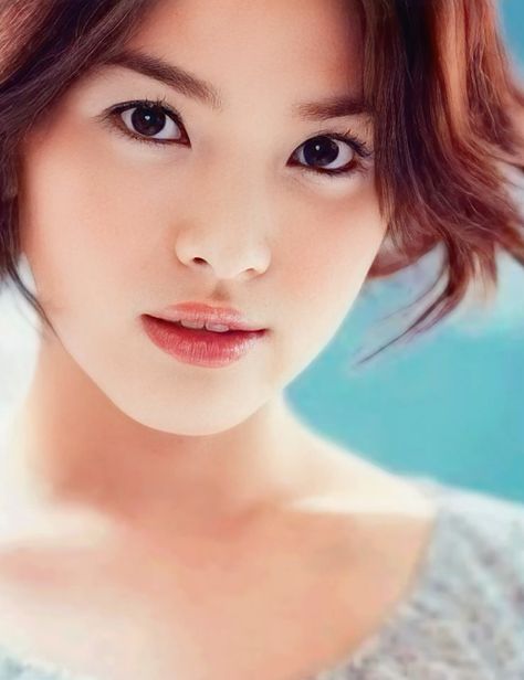 This contains an image of Song Hye Kyo