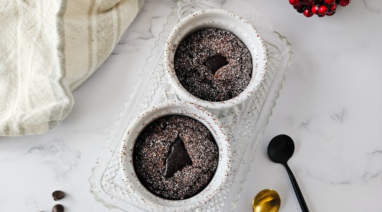 Gâteau au chocolat en portions individuelles créé par une nutritionniste-diététiste sur un fond en marbre blanc