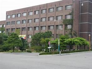 A building with trees in front of it

AI-generated content may be incorrect.