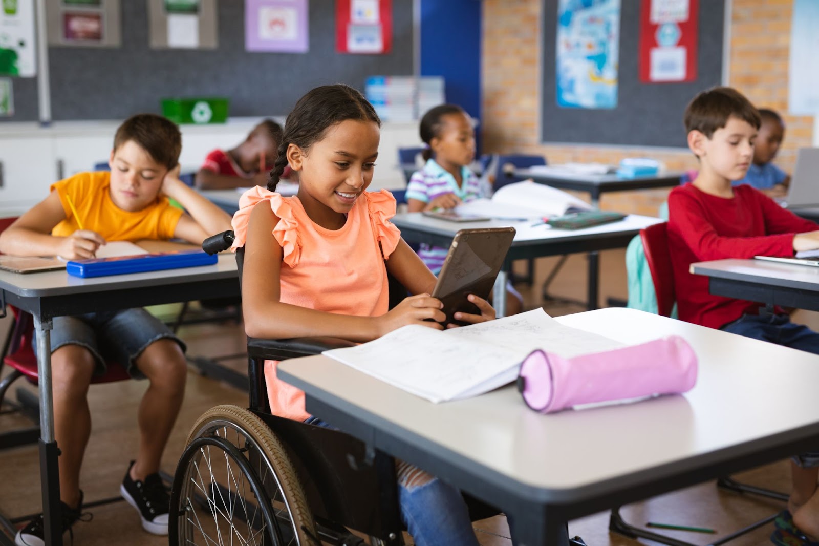 Criança com deficiência é beneficiada com o uso da tecnologia nas escolas, incentivada por startups que levam acessibilidade aos colégios