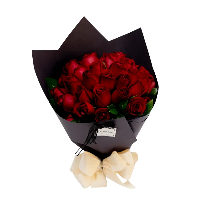 Bouquet de rosas vermelhas com embrulho preto e laço branco.