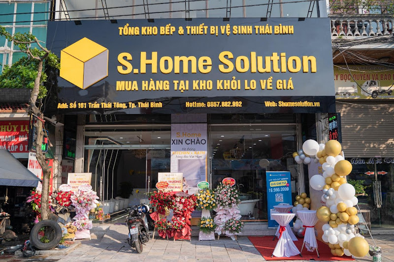 A store front with a sign and balloons 
Description automatically generated