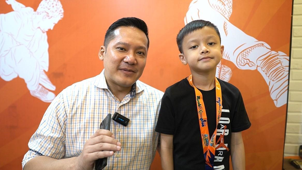 Christian Panggabean, orang tua dari salah satu peserta, dan putranya Sergio Panggabean