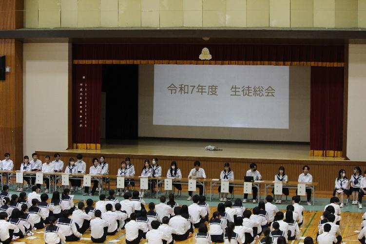 屋内, 民衆, グループ, 立つ が含まれている画像

AI によって生成されたコンテンツは間違っている可能性があります。