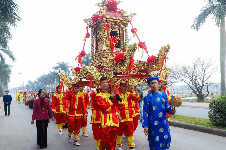 Ngoc Lo palanquin procession has spiritual significance. Source: CafeBiz