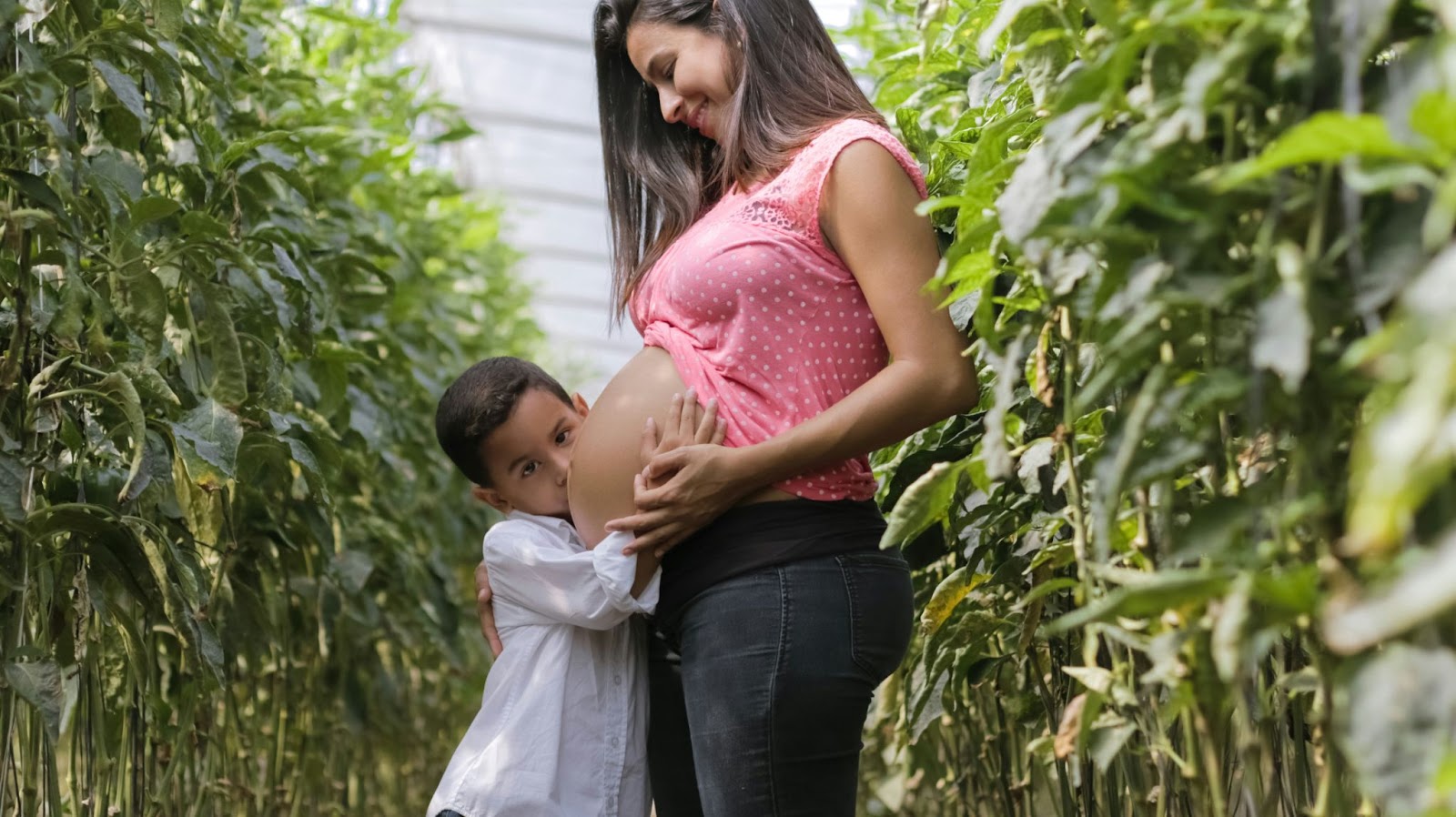 Pregnancy Photo Poses: The Family Shot